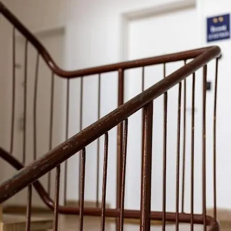 Dr. Jo~ 2 Bedroom With Free Parking ~ *